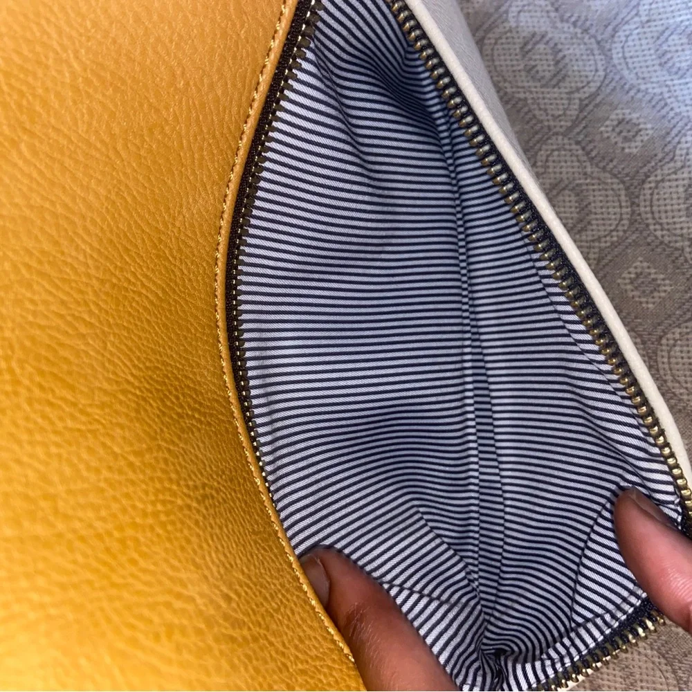 Beige & Cream Faux Leather Sling Side Purse🌟 - Picture 7 of 7